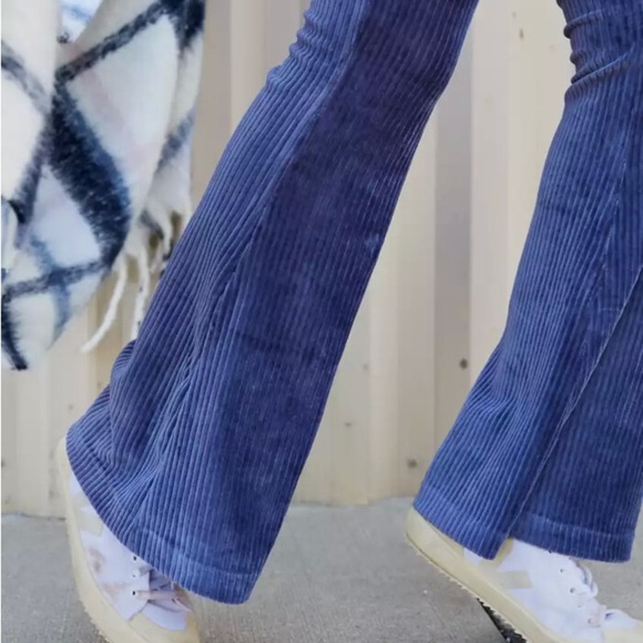 Aerie Groove-On Rib Velour High-Waisted Flare Pant, Blue, Size Large Short - Picture 3 of 16